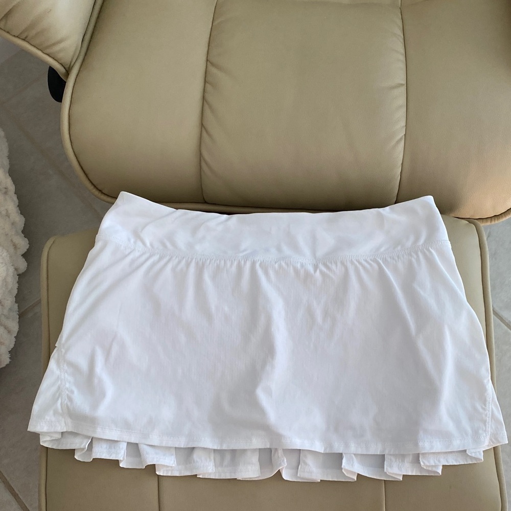Lululemon Run: Pace Setter tiered ruffle tennis skirt in white. Size 8